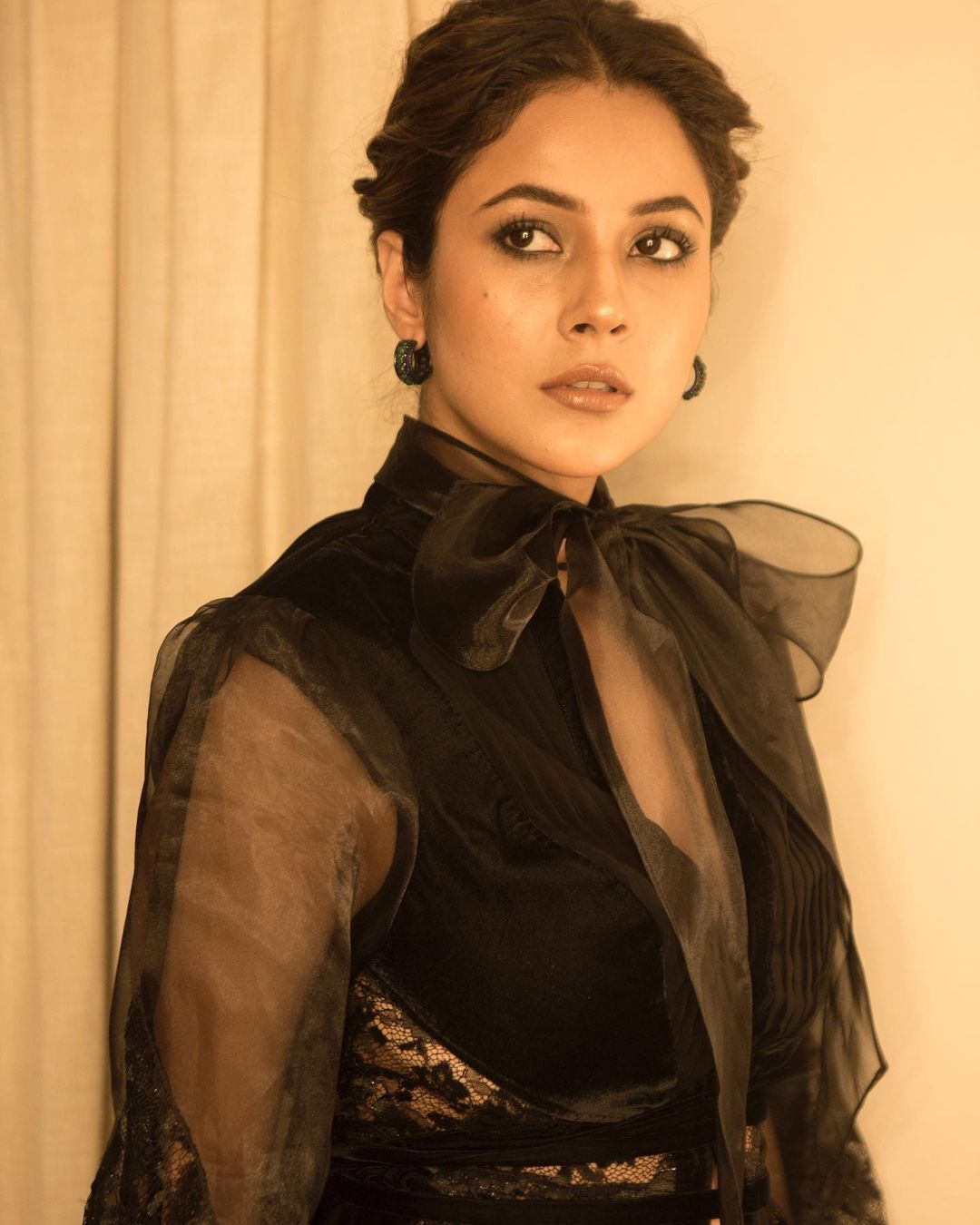 'ये क्या लव बाइट है' बर्थ मार्क को लेकर ट्रोल हुईं शहनाज गिल, Photos को Zoom करके देख रहे निशान