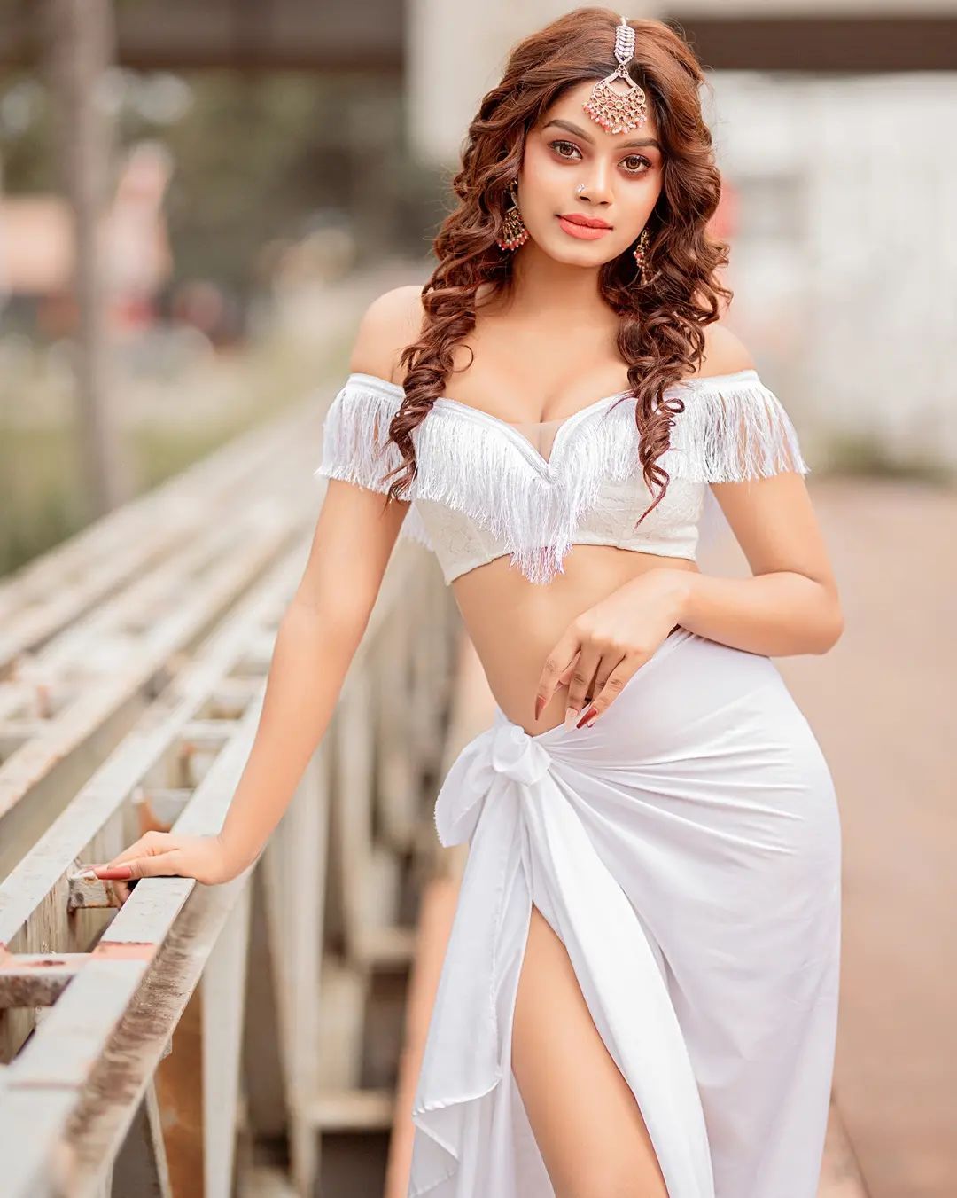 PHOTOS : அசத்தும் அழகில்.. ஆளை மயக்கும் மாடல் திலி பெர்னாண்டோவின் கலக்கல் போட்டோஸ்... 