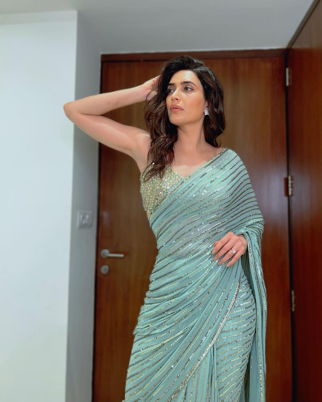 Photos: करिश्मा तन्ना ने साड़ी पहन देसी अंदाज में शेयर की तस्वीरें, कातिलाना अदाओं से लूटी महफिल 