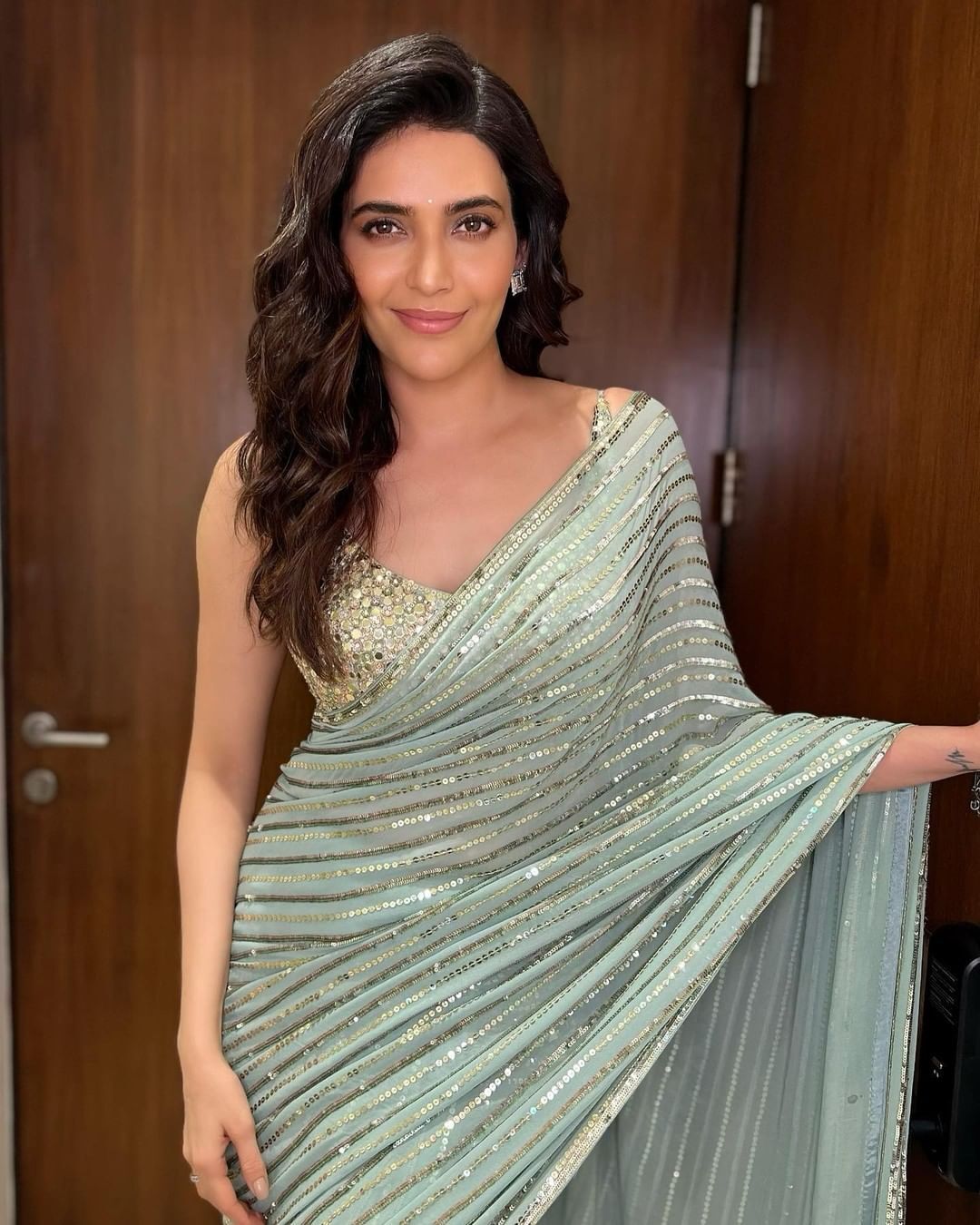 Photos: करिश्मा तन्ना ने साड़ी पहन देसी अंदाज में शेयर की तस्वीरें, कातिलाना अदाओं से लूटी महफिल 