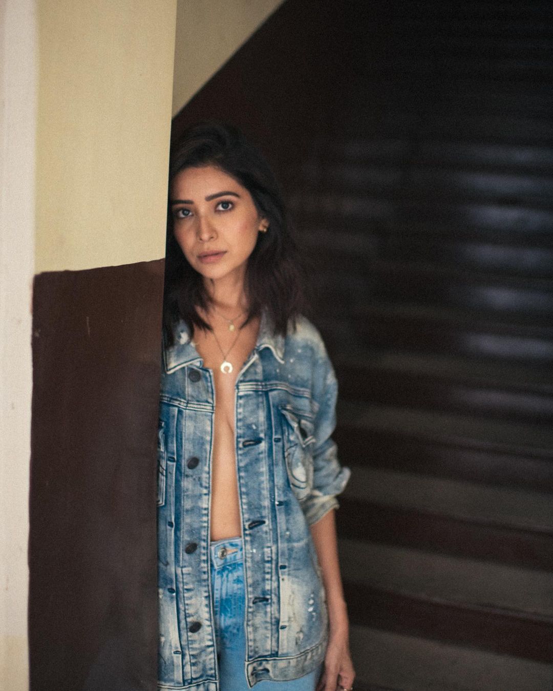 Photos: कभी पहनी ब्रा तो कभी ब्रालेस होकर खोले जैकेट के बटन, कुछ यूं सीरियल की 'संस्कारी बहू' आशा नेगी ने बिखेरा जलवा 