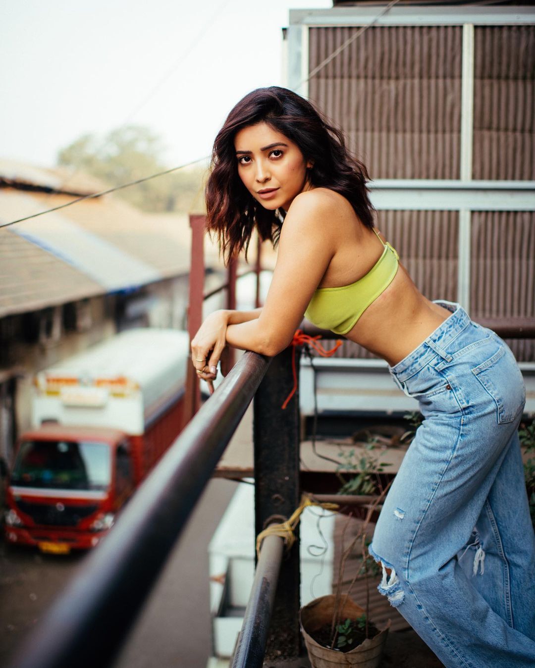 Photos: कभी पहनी ब्रा तो कभी ब्रालेस होकर खोले जैकेट के बटन, कुछ यूं सीरियल की 'संस्कारी बहू' आशा नेगी ने बिखेरा जलवा 