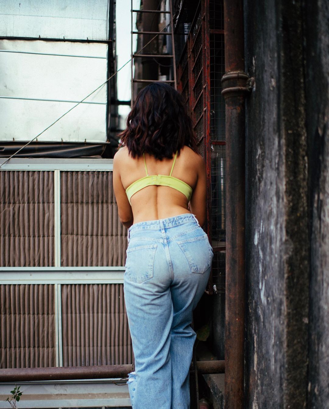 Photos: कभी पहनी ब्रा तो कभी ब्रालेस होकर खोले जैकेट के बटन, कुछ यूं सीरियल की 'संस्कारी बहू' आशा नेगी ने बिखेरा जलवा 