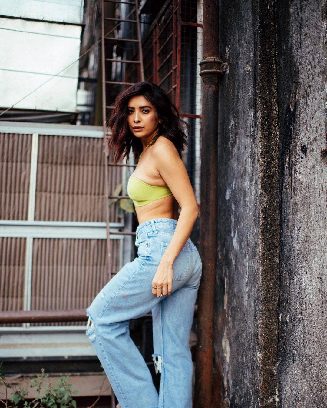 Photos: कभी पहनी ब्रा तो कभी ब्रालेस होकर खोले जैकेट के बटन, कुछ यूं सीरियल की 'संस्कारी बहू' आशा नेगी ने बिखेरा जलवा 