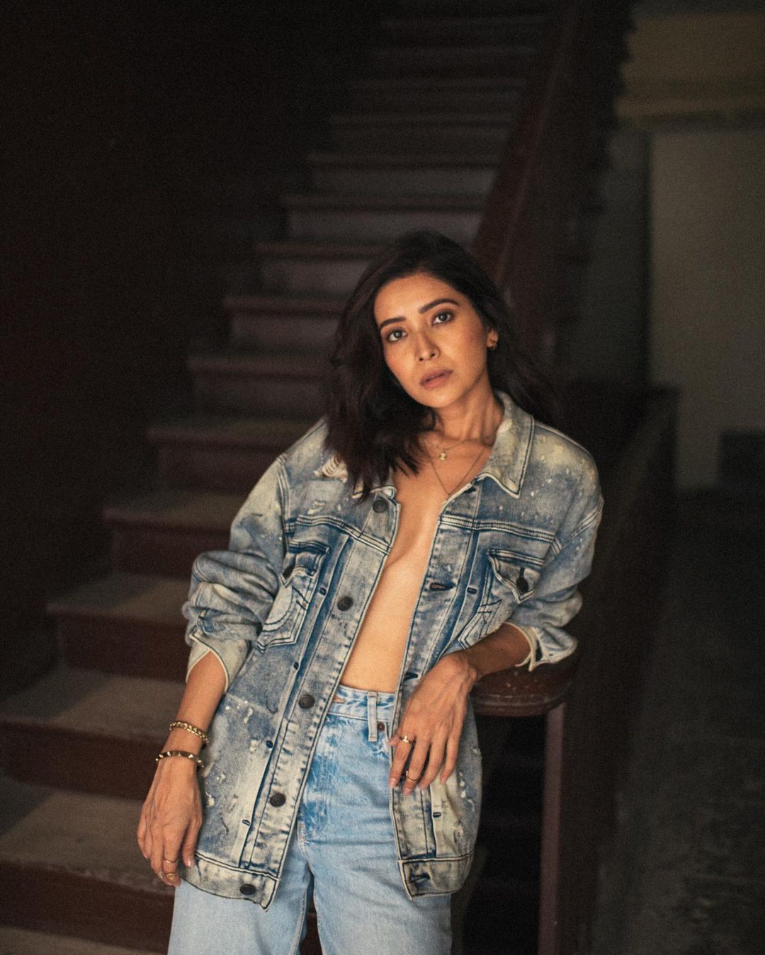 Photos: कभी पहनी ब्रा तो कभी ब्रालेस होकर खोले जैकेट के बटन, कुछ यूं सीरियल की 'संस्कारी बहू' आशा नेगी ने बिखेरा जलवा 