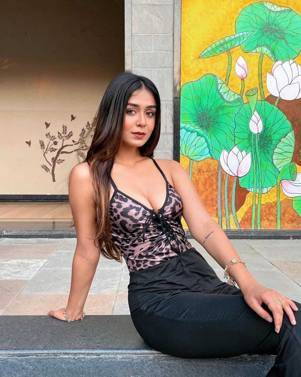photos : ப்பா.. அப்படியொரு அழகில் வசீகரிக்கும் ருத்வி திவாரி.. அசத்தலான கலக்கல் பிக்ஸ் இதோ!