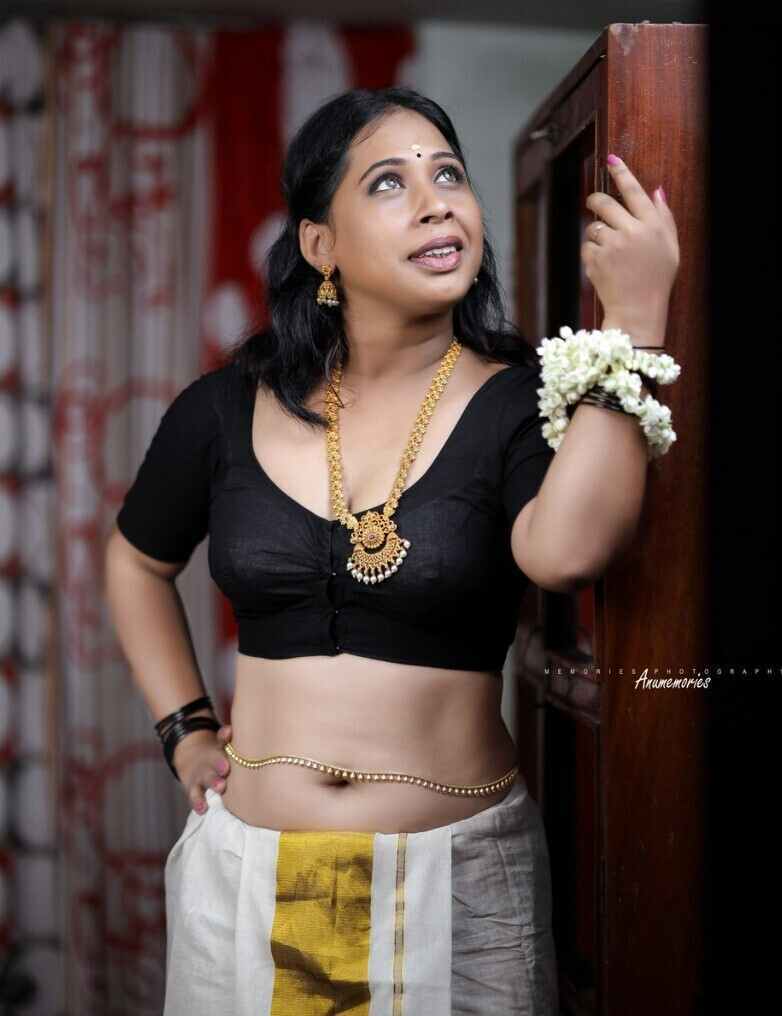 PHOTOS : ஆளை கொள்ளும் அழகு.. ஏங்கவைக்கும் கேரள மாடல் கவுரி மேத்யூஸ்..  