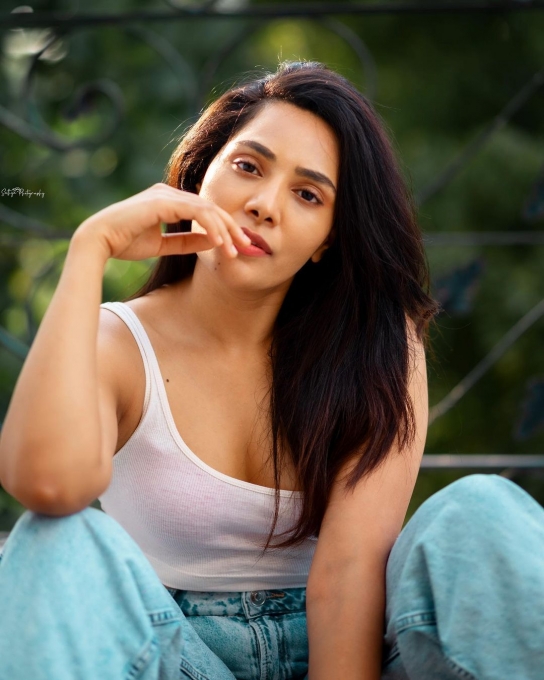 photos : மஞ்சள் புடவையில் மனதை மயக்கும் நடிகை அர்ஷிதாவின் ரீசண்ட் பிக்ஸ் இதோ!