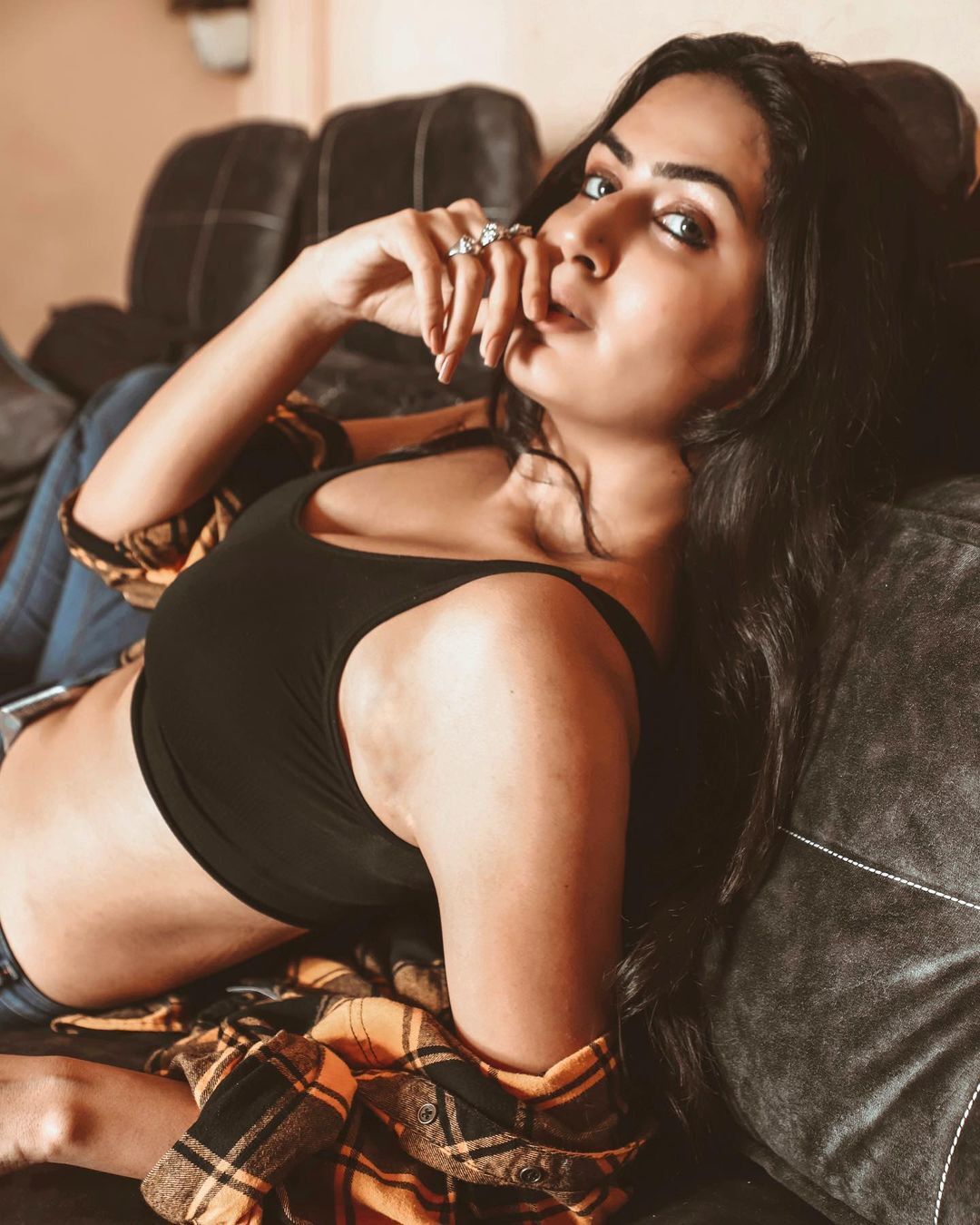 photos : டைட் டாப்பில் ஸ்டைலாக போஸ் கொடுத்த பாவ்னா லால்வானி.. கிறங்கடிக்கும் சூப்பர் பிக்ஸ் இதோ!