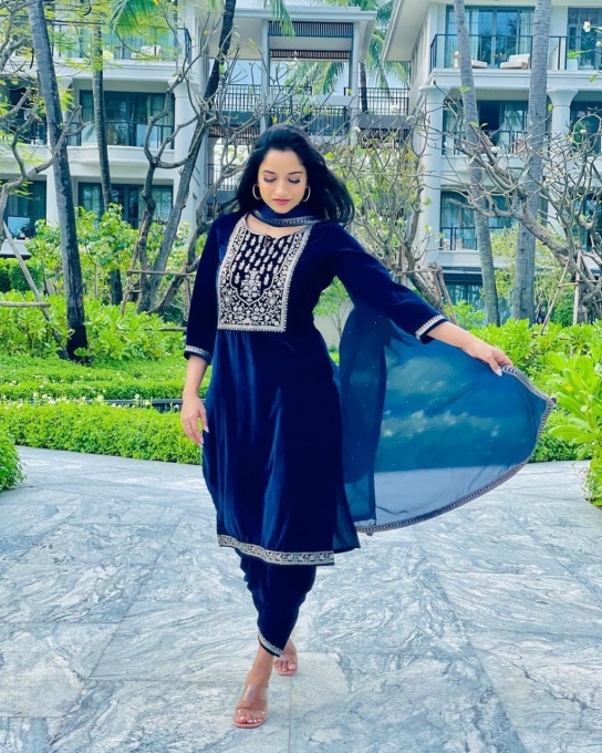 photos : சுடிதார் அணிந்து வந்த சொர்கமே! ரசிகர்களை ஈர்க்கும் பூஜா பாலேகர்.. அசரவைக்கும் கலக்கல் பிக்ஸ் இதோ!