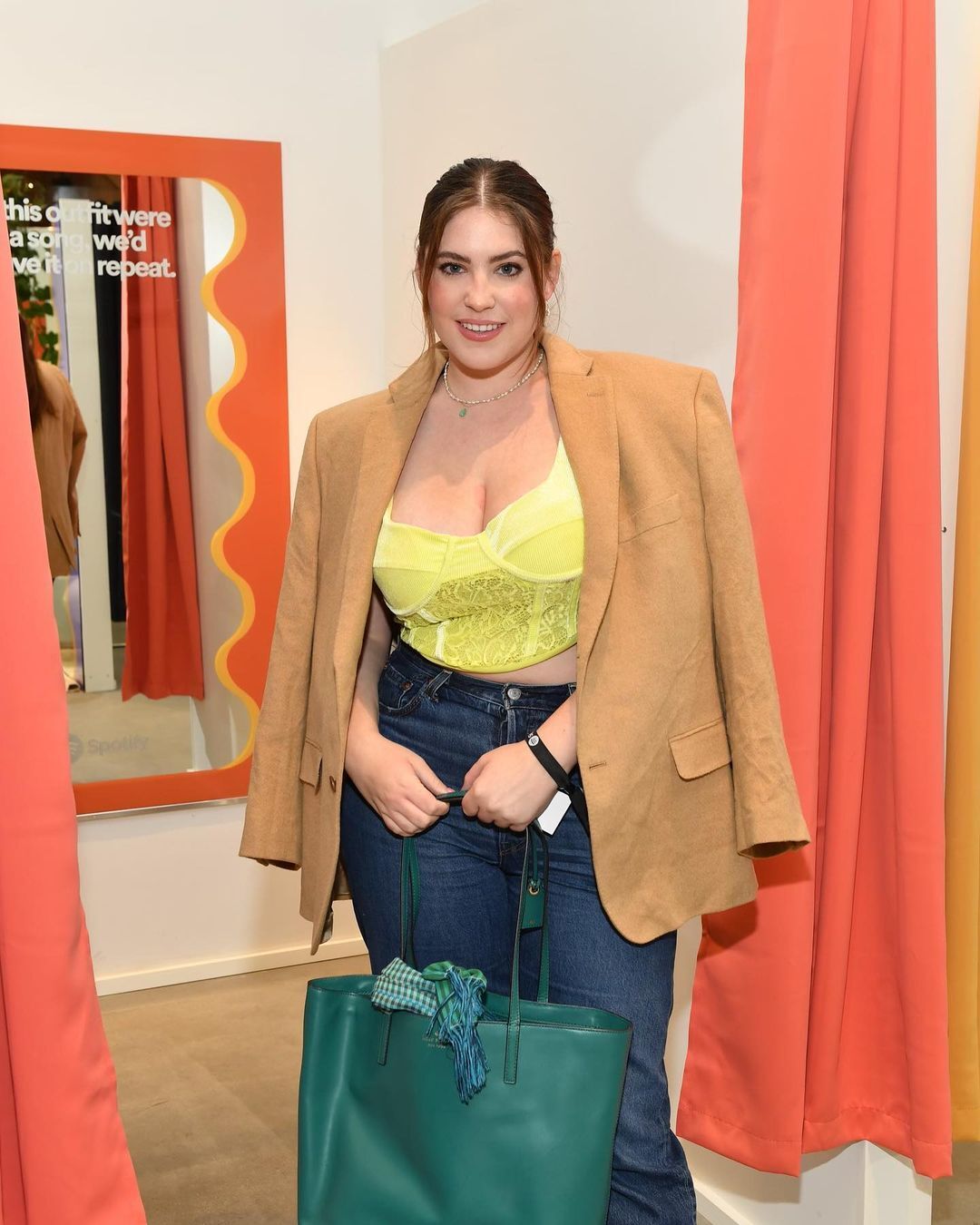 photos : டைட் டாப்பில் சொக்கவைக்கும் அழகில் ஜிகி ராபின்சன்..கிறங்கடிக்கும் நச் போட்டோஸ் இதோ!