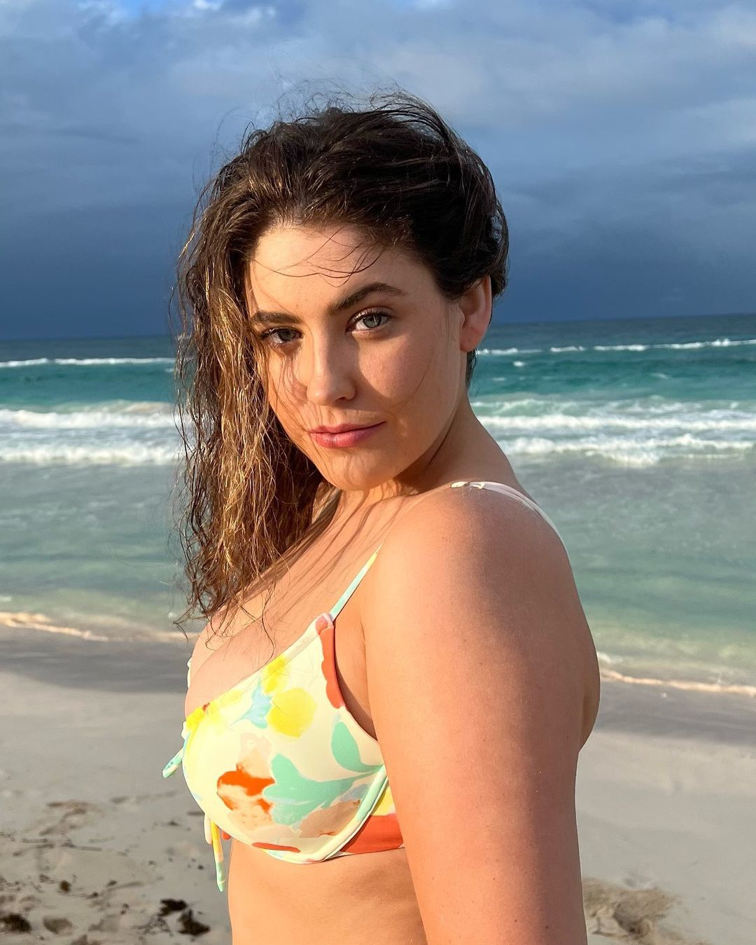 photos : டைட் டாப்பில் சொக்கவைக்கும் அழகில் ஜிகி ராபின்சன்..கிறங்கடிக்கும் நச் போட்டோஸ் இதோ!