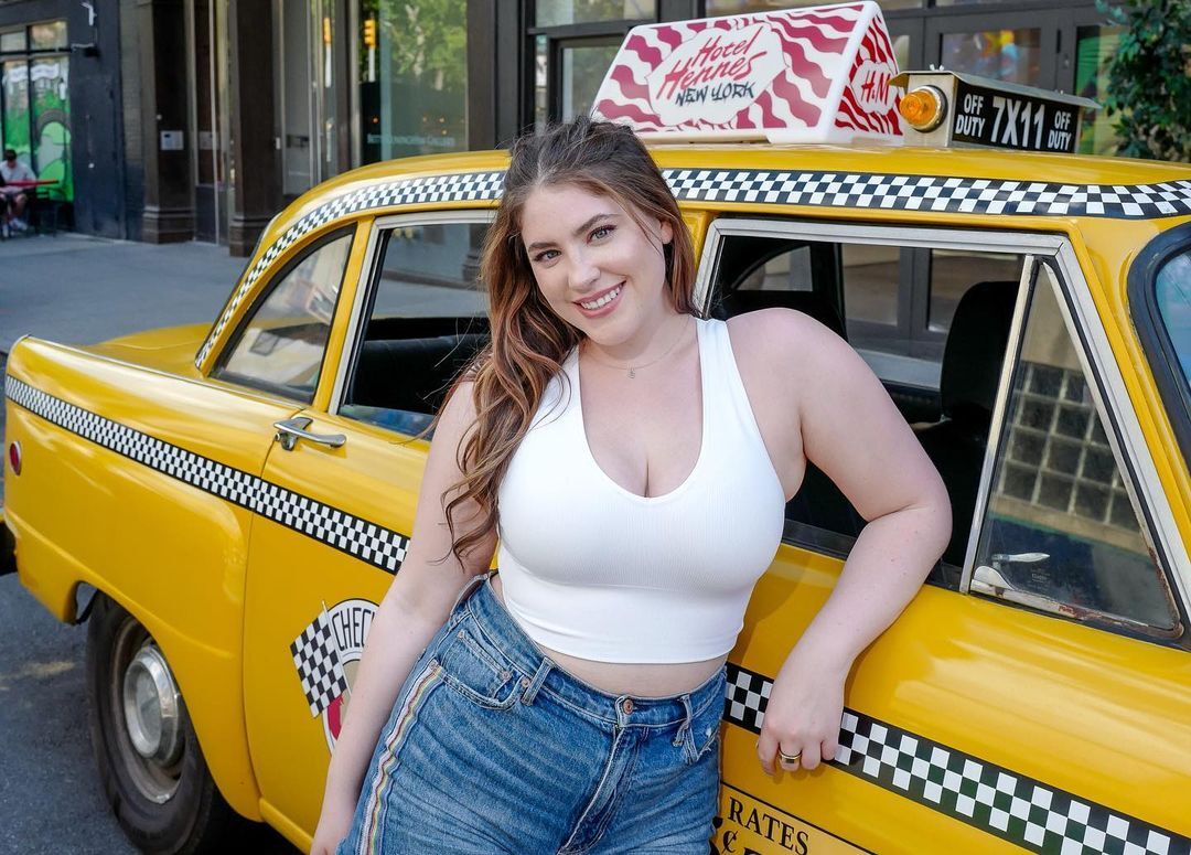 photos : டைட் டாப்பில் சொக்கவைக்கும் அழகில் ஜிகி ராபின்சன்..கிறங்கடிக்கும் நச் போட்டோஸ் இதோ!