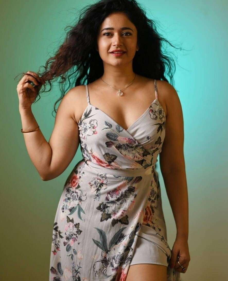PHOTOS : சைடு போஸில் மனதை மயக்கும் பூனம் பஜ்வா.. திணறடிக்கும் கலக்கல் போட்டோஸ்..!  