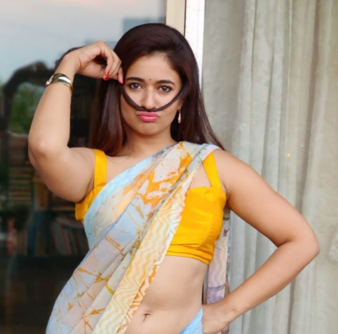 PHOTOS : சைடு போஸில் மனதை மயக்கும் பூனம் பஜ்வா.. திணறடிக்கும் கலக்கல் போட்டோஸ்..!  