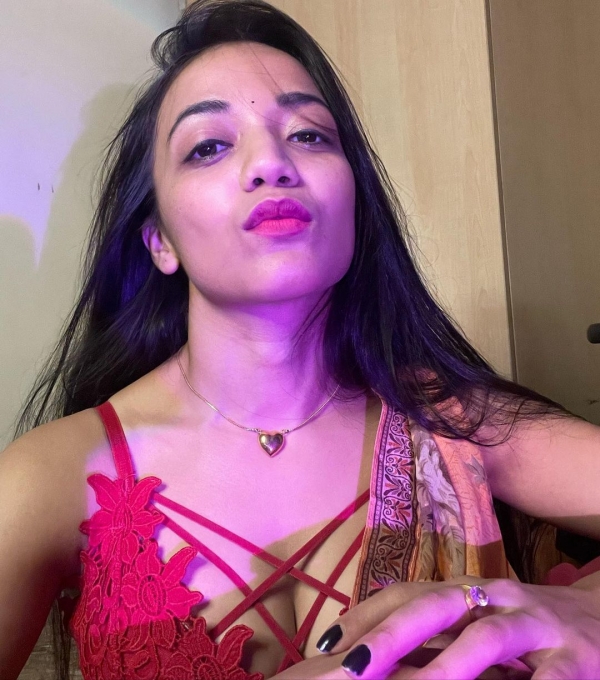 photos : புடவையில் சொக்கவைக்கும் அழகில் தெறிக்கவிடும் பல்லவி பாஷு.. அசத்தலான நச் ஸ்டில்ஸ் இதோ!