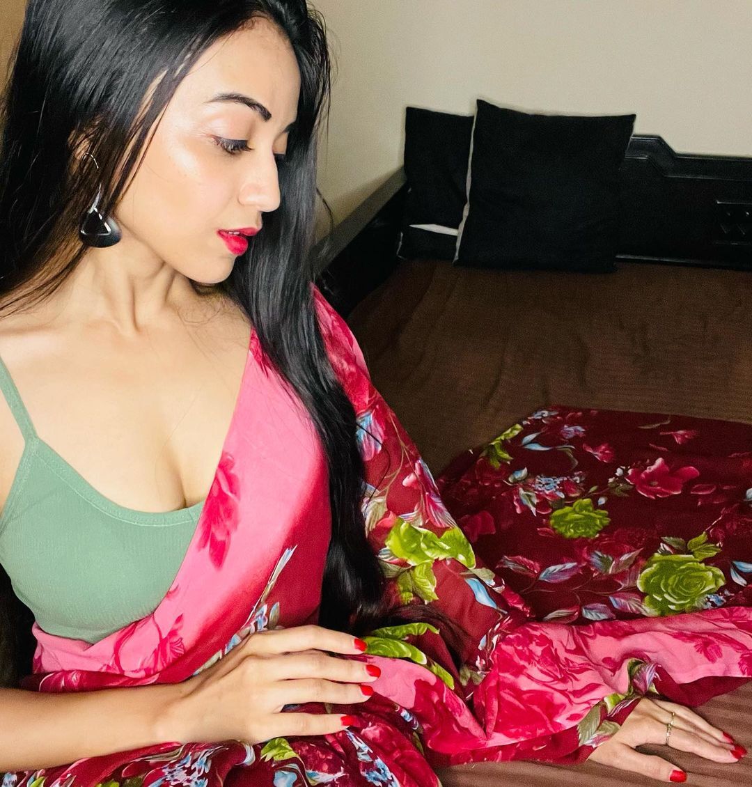 photos : புடவையில் சொக்கவைக்கும் அழகில் தெறிக்கவிடும் பல்லவி பாஷு.. அசத்தலான நச் ஸ்டில்ஸ் இதோ!