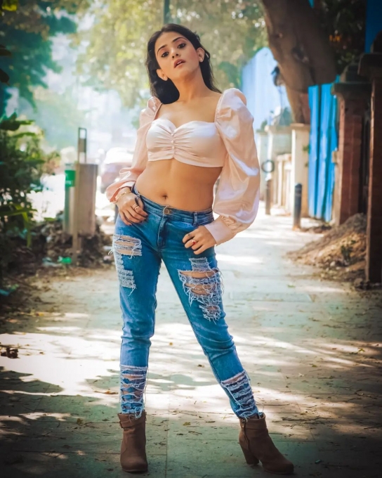 photos : டைட் டாப்பில் ரசிகர்களை தெறிக்கவிடும் அழகில் சேஜூ தாராஃபடர்.. அசத்தலான கலக்கல் ஸ்டில்ஸ் இதோ!