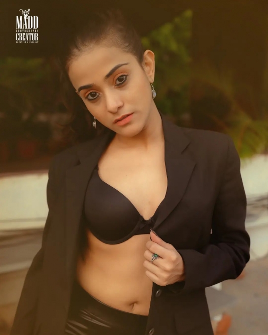 photos : டைட் டாப்பில் ரசிகர்களை தெறிக்கவிடும் அழகில் சேஜூ தாராஃபடர்.. அசத்தலான கலக்கல் ஸ்டில்ஸ் இதோ!