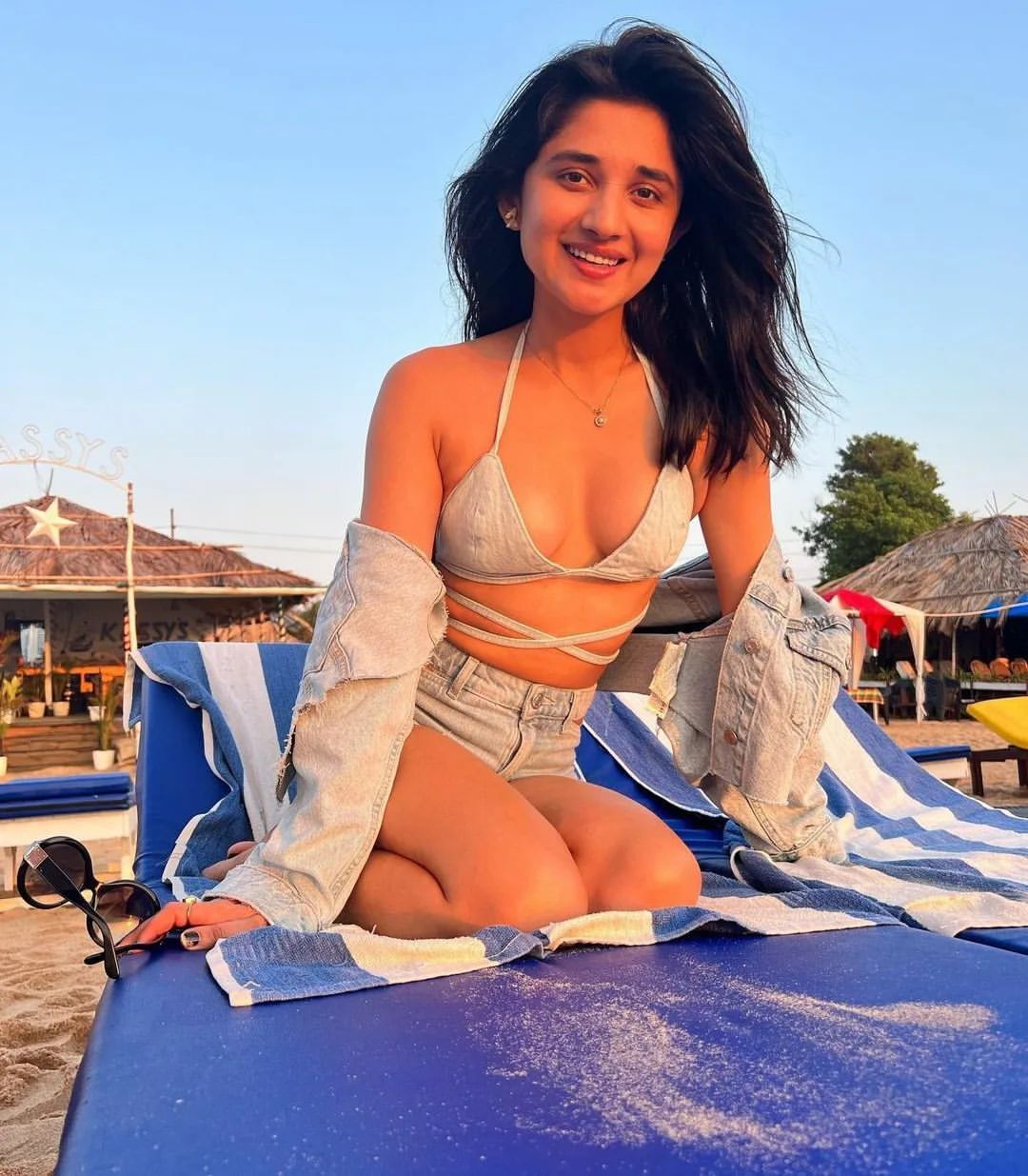 टीवी की 'संस्कारी बहू' कनिका मान के बोल्ड अवतार से बढ़ा इंटरनेट का पारा, Photos हुईं वायरल