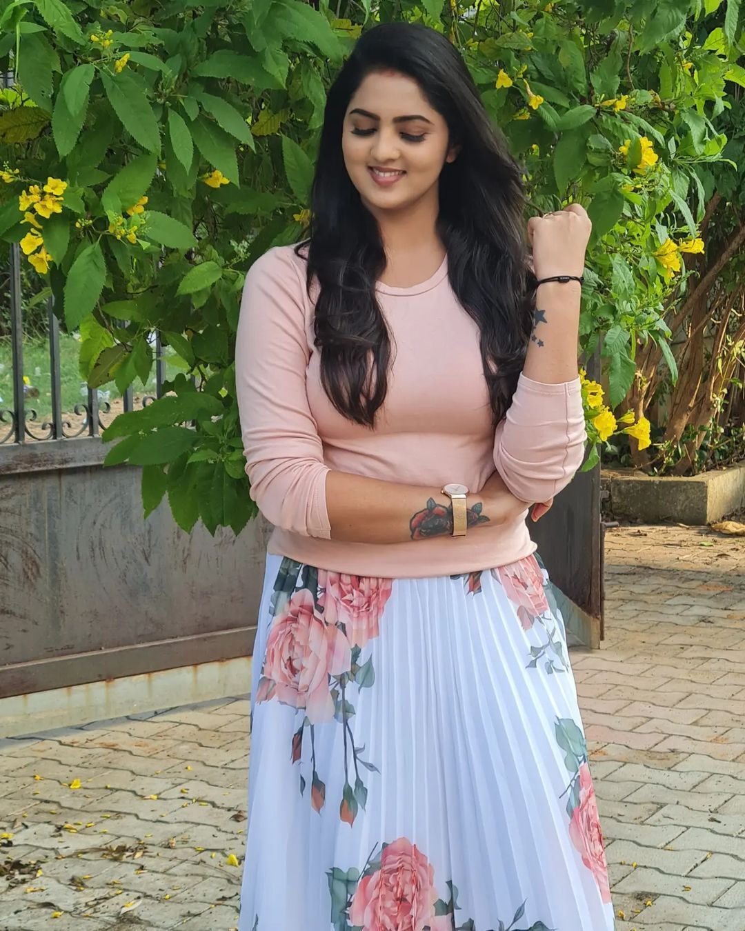 PHOTOS : சீரியல் நடிகையா இவங்க? ராதிகா ப்ரீத்தியின் ரிசன்ட் புகைப்படங்கள்!