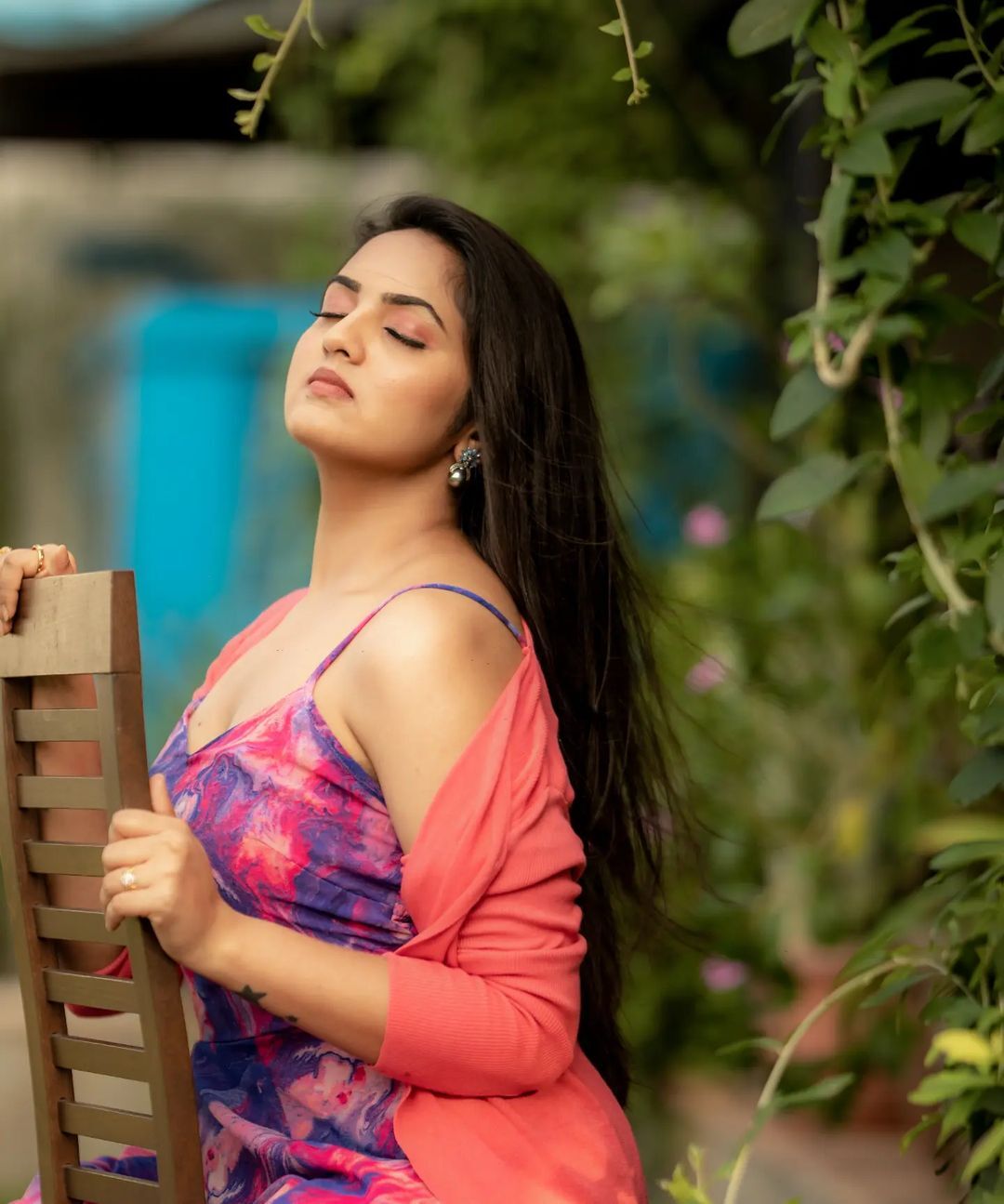 PHOTOS : சீரியல் நடிகையா இவங்க? ராதிகா ப்ரீத்தியின் ரிசன்ட் புகைப்படங்கள்!