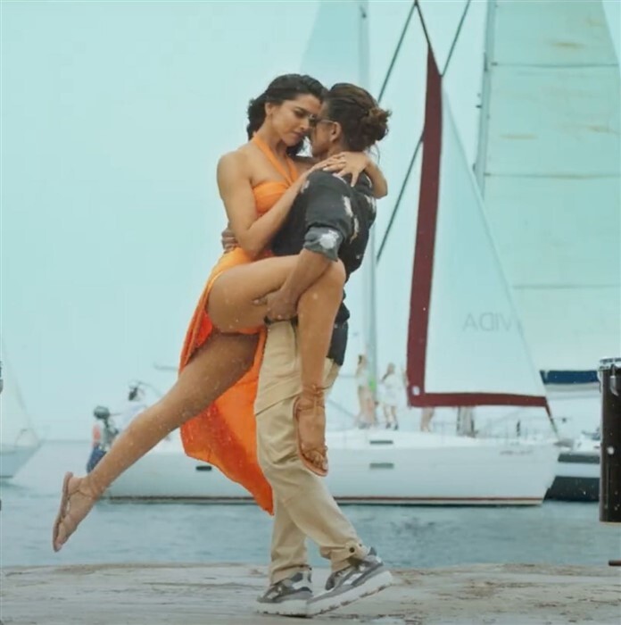 PICS:दीपिका पादुकोण 'बेशरम रंग' में हुईं और अधिक बोल्ड, बिकिनी लुक ने चढ़ाया पारा