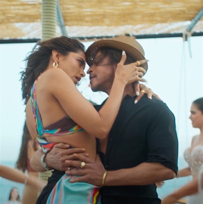 PICS:दीपिका पादुकोण 'बेशरम रंग' में हुईं और अधिक बोल्ड, बिकिनी लुक ने चढ़ाया पारा