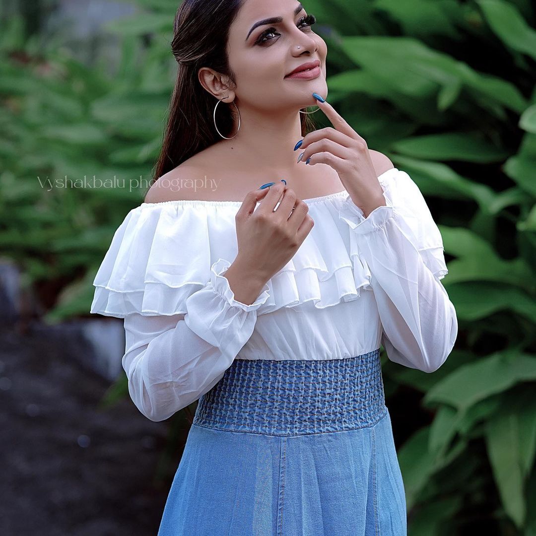 Rimi Tomy: ഹൈ വോൾട്ടേജിൽ ആരാധകരെ പുളകം കൊള്ളിച്ച് റിമി; സോഷ്യൽ മീഡിയയിൽ തരംഗമായ ചിത്രങ്ങൾ കാണാം