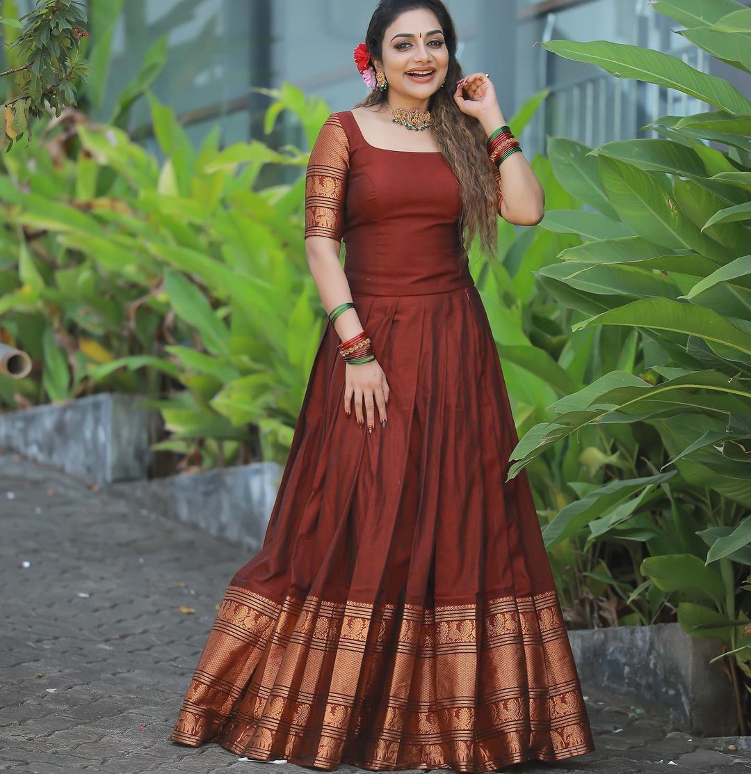 Rimi Tomy: ഹൈ വോൾട്ടേജിൽ ആരാധകരെ പുളകം കൊള്ളിച്ച് റിമി; സോഷ്യൽ മീഡിയയിൽ തരംഗമായ ചിത്രങ്ങൾ കാണാം