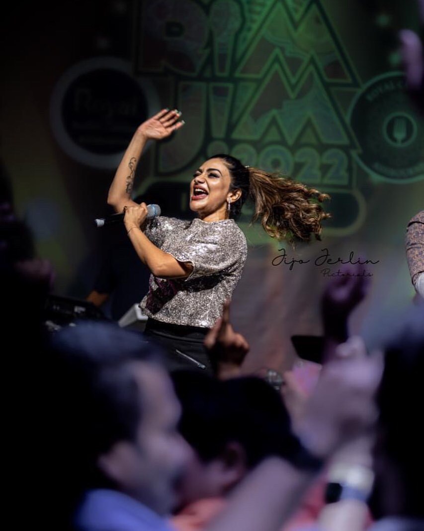 Rimi Tomy: ഹൈ വോൾട്ടേജിൽ ആരാധകരെ പുളകം കൊള്ളിച്ച് റിമി; സോഷ്യൽ മീഡിയയിൽ തരംഗമായ ചിത്രങ്ങൾ കാണാം