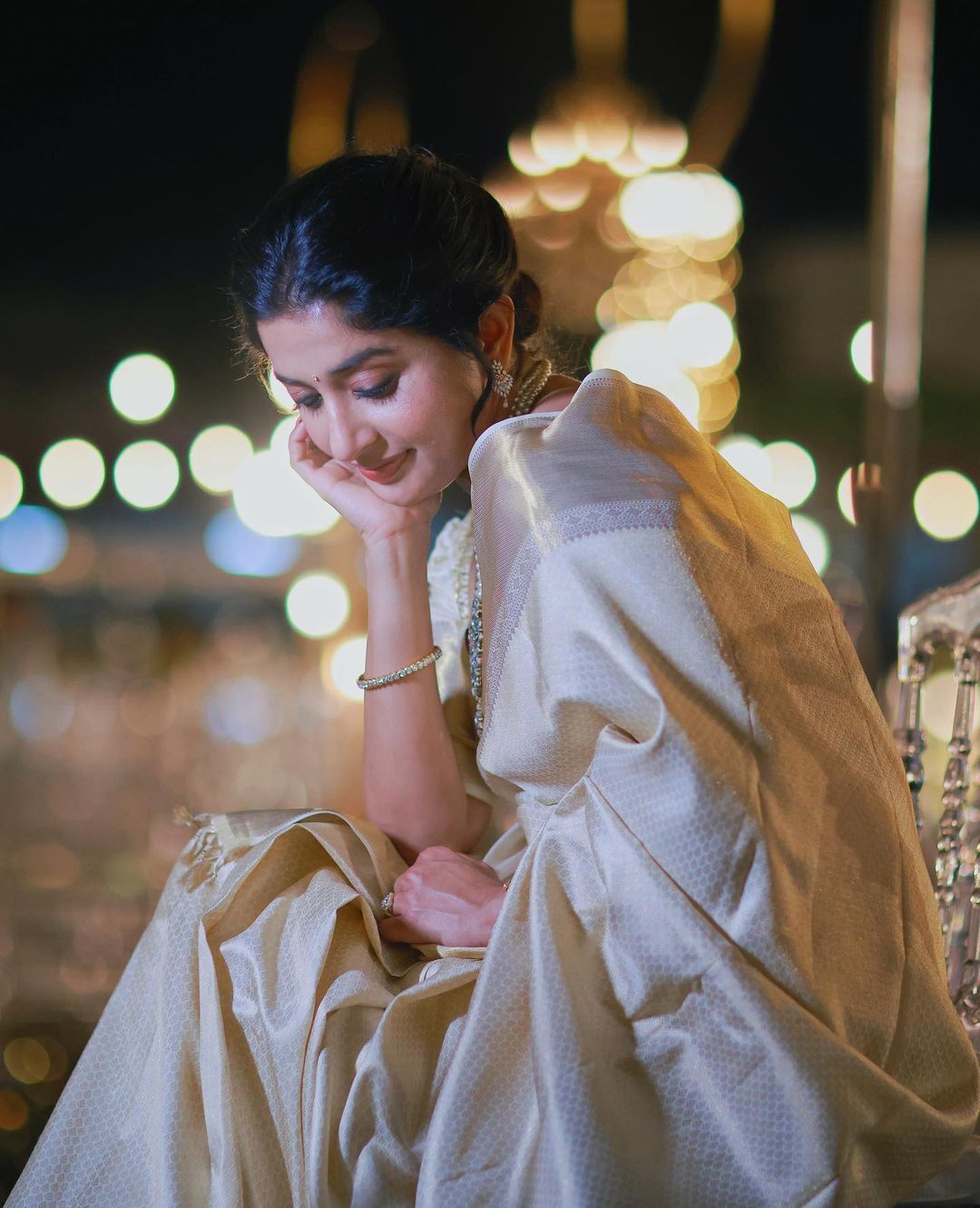 వావ్.. మీరా జాస్మిన్ అదిరిపోయే అందాలు..చూడాలంటే  రెండు కళ్ళు సరిపోవులే.. !