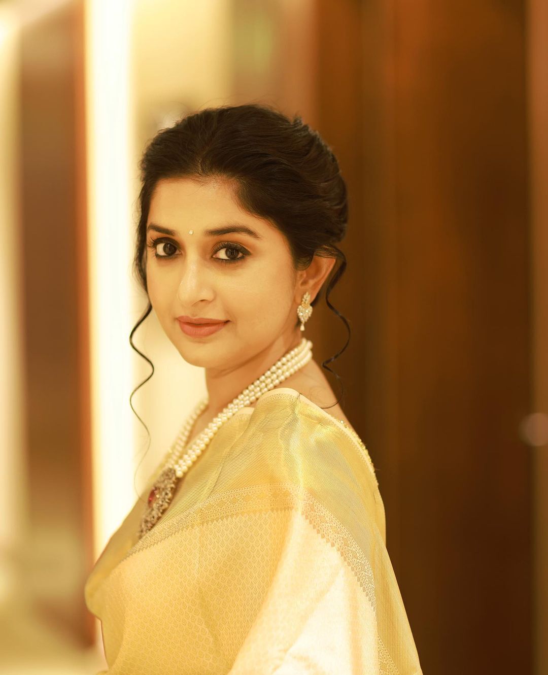 వావ్.. మీరా జాస్మిన్ అదిరిపోయే అందాలు..చూడాలంటే  రెండు కళ్ళు సరిపోవులే.. !