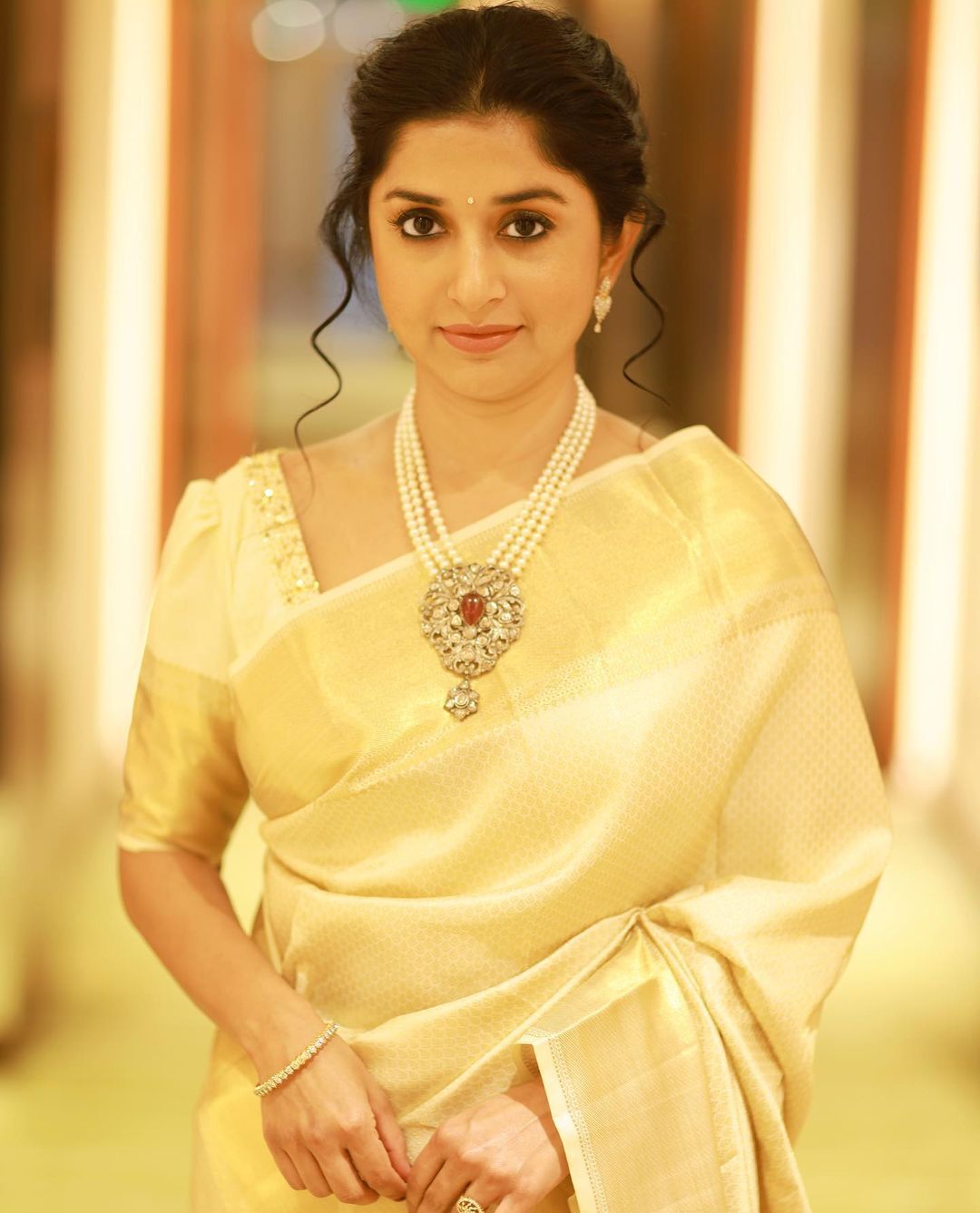 వావ్.. మీరా జాస్మిన్ అదిరిపోయే అందాలు..చూడాలంటే  రెండు కళ్ళు సరిపోవులే.. !