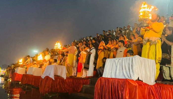 रायपुर के महादेवघाट में गंगा आरती, खारुन तट पर दिखा भव्य नज़ारा 