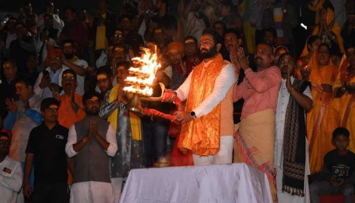 रायपुर के महादेवघाट में गंगा आरती, खारुन तट पर दिखा भव्य नज़ारा 