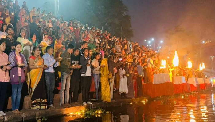 रायपुर के महादेवघाट में गंगा आरती, खारुन तट पर दिखा भव्य नज़ारा 