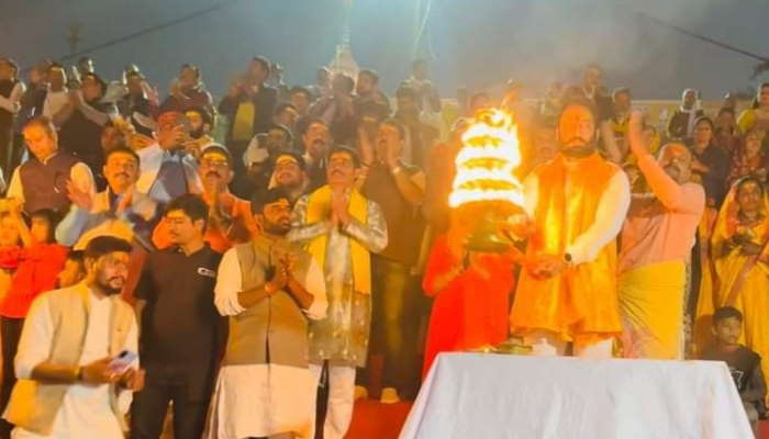 रायपुर के महादेवघाट में गंगा आरती, खारुन तट पर दिखा भव्य नज़ारा 