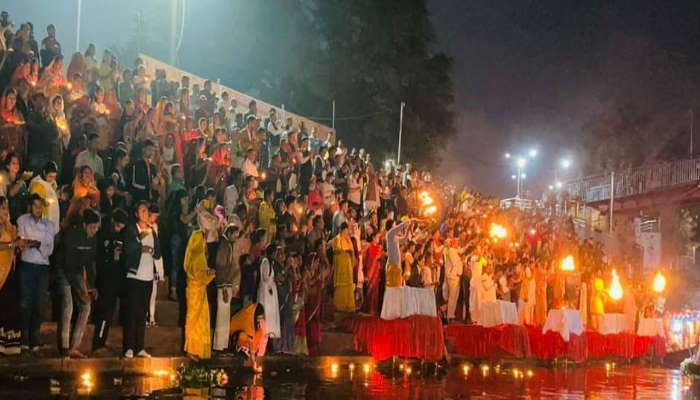 रायपुर के महादेवघाट में गंगा आरती, खारुन तट पर दिखा भव्य नज़ारा 