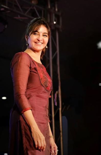 മഞ്ജു വാര്യർക്ക് ഇനി വല്ല കായകല്‍പ ചികിത്സയുമുണ്ടോ: പ്രായം കൂടുന്നേയില്ലാലോ, വൈറലായി പുതിയ ചിത്രം