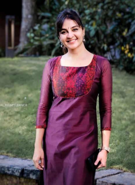 മഞ്ജു വാര്യർക്ക് ഇനി വല്ല കായകല്‍പ ചികിത്സയുമുണ്ടോ: പ്രായം കൂടുന്നേയില്ലാലോ, വൈറലായി പുതിയ ചിത്രം