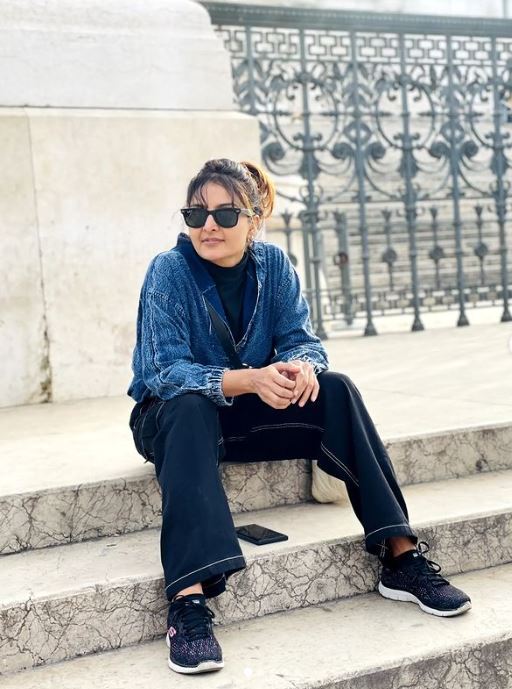 മഞ്ജു വാര്യർക്ക് ഇനി വല്ല കായകല്‍പ ചികിത്സയുമുണ്ടോ: പ്രായം കൂടുന്നേയില്ലാലോ, വൈറലായി പുതിയ ചിത്രം