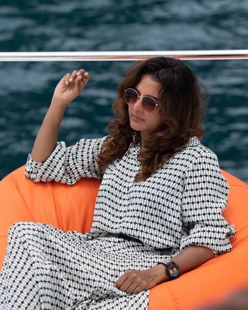 മഞ്ജു വാര്യർക്ക് ഇനി വല്ല കായകല്‍പ ചികിത്സയുമുണ്ടോ: പ്രായം കൂടുന്നേയില്ലാലോ, വൈറലായി പുതിയ ചിത്രം