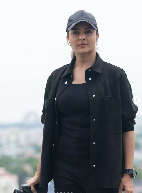 മഞ്ജു വാര്യർക്ക് ഇനി വല്ല കായകല്‍പ ചികിത്സയുമുണ്ടോ: പ്രായം കൂടുന്നേയില്ലാലോ, വൈറലായി പുതിയ ചിത്രം