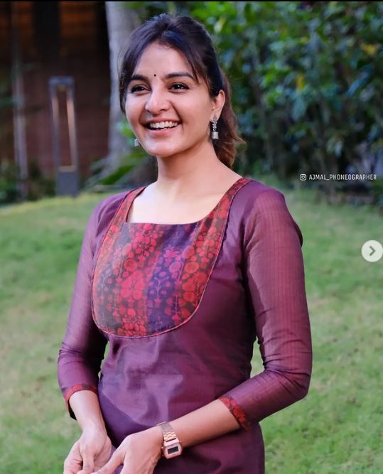 മഞ്ജു വാര്യർക്ക് ഇനി വല്ല കായകല്‍പ ചികിത്സയുമുണ്ടോ: പ്രായം കൂടുന്നേയില്ലാലോ, വൈറലായി പുതിയ ചിത്രം