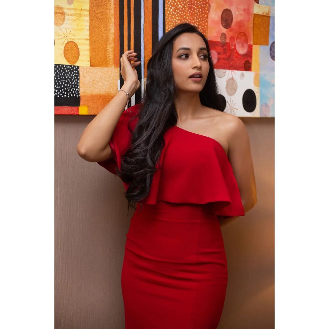 శ్రీనిధి శెట్టి సొగసుల విందు.. కవ్వించే అందాలతో మాయ చేస్తున్న బ్యూటీ