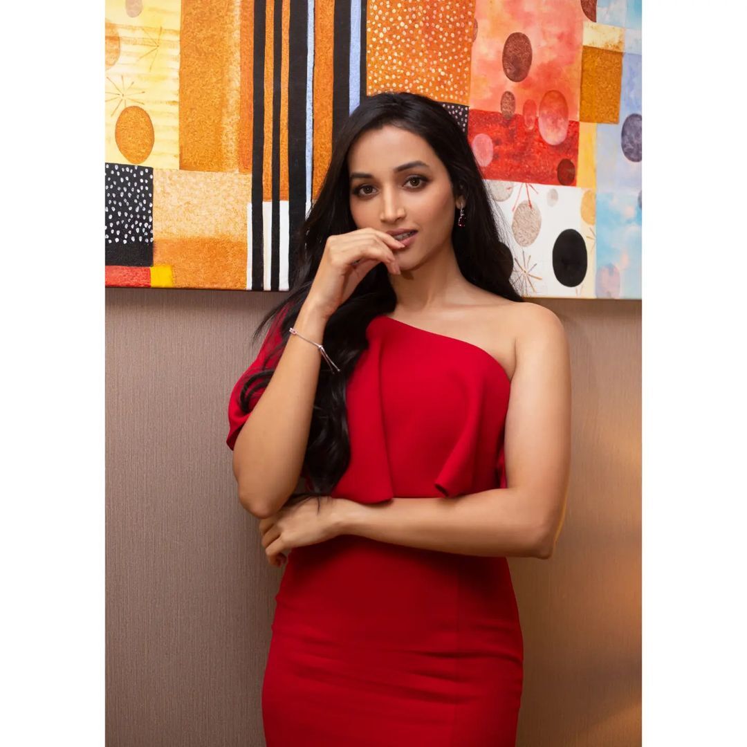 శ్రీనిధి శెట్టి సొగసుల విందు.. కవ్వించే అందాలతో మాయ చేస్తున్న బ్యూటీ