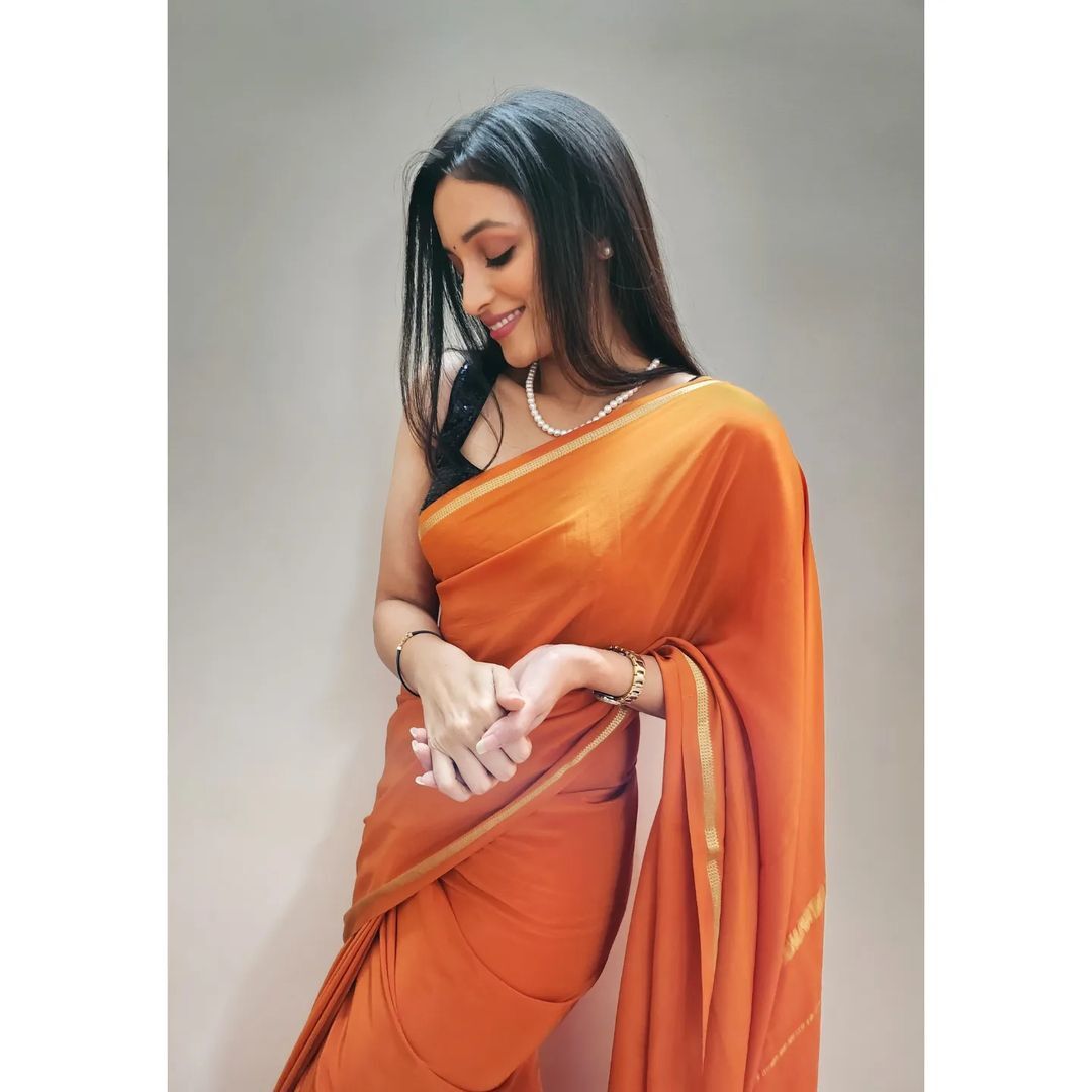 శ్రీనిధి శెట్టి సొగసుల విందు.. కవ్వించే అందాలతో మాయ చేస్తున్న బ్యూటీ