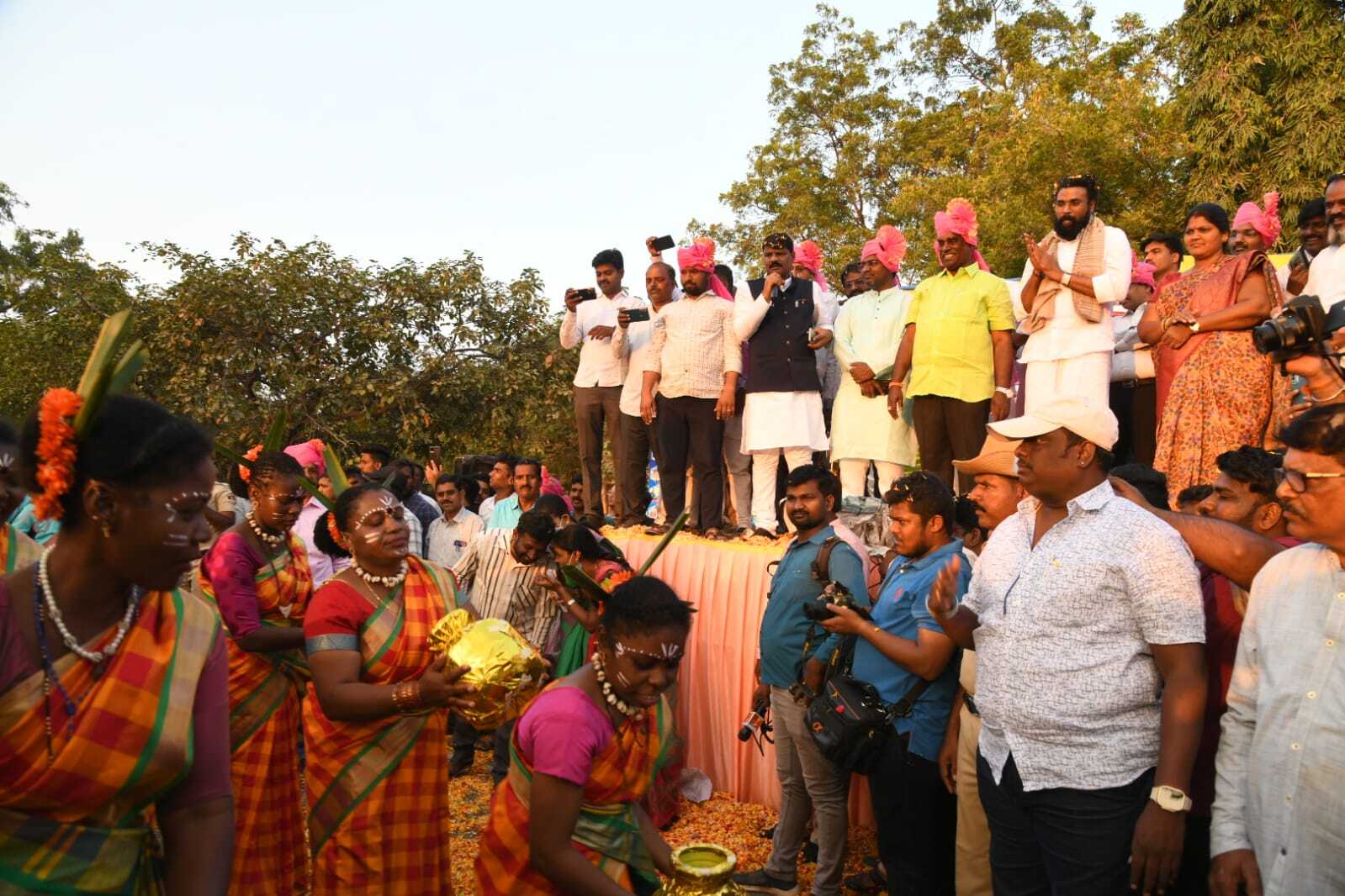  ಚೊಚ್ಚಲ ಬಳ್ಳಾರಿ ಉತ್ಸವದ ಅದ್ಧೂರಿ ಮೆರವಣಿಗೆಯ ಚಿತ್ರಗಳು