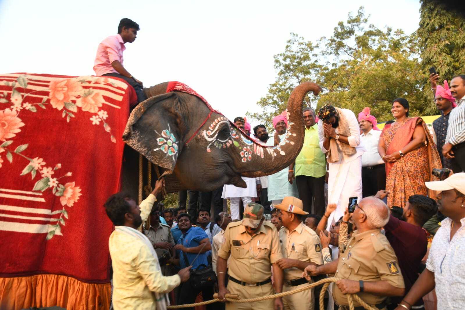  ಚೊಚ್ಚಲ ಬಳ್ಳಾರಿ ಉತ್ಸವದ ಅದ್ಧೂರಿ ಮೆರವಣಿಗೆಯ ಚಿತ್ರಗಳು